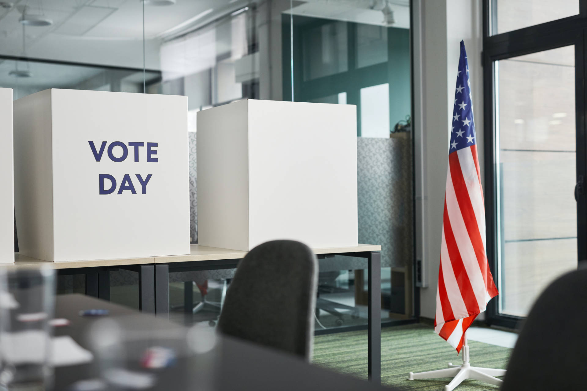 在帶有美國國旗的辦公室中，標有vote day的投票亭。 — 美國國旗 GIF 壁紙