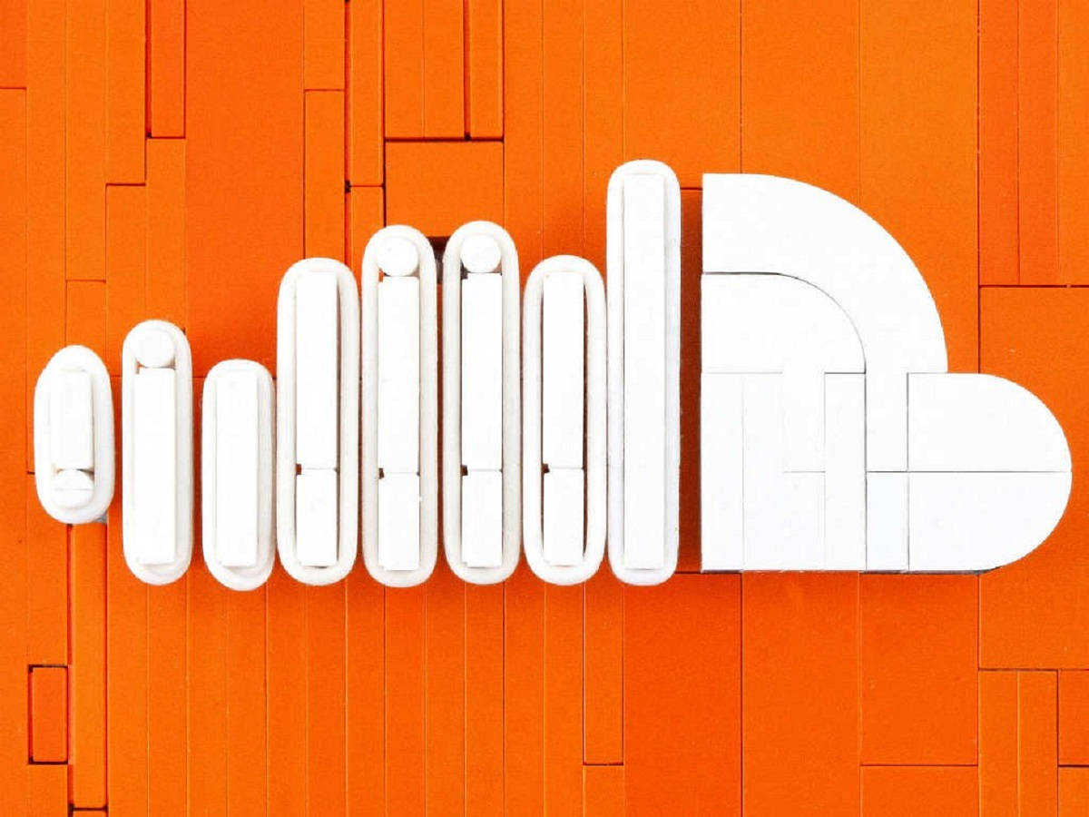 Soundcloud 桌布 壁紙 — 白色抽象幾何形狀以雲狀排列在充滿活力的橙色木質面板背景上。