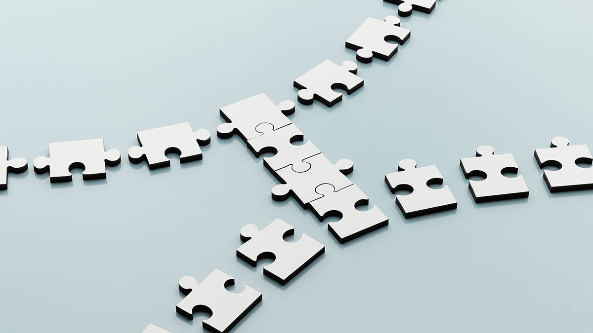 Teamwork 桌布 壁紙 — 白色拼圖碎片散落在淺藍色表面上，形成一條蜿蜒的路徑，通向觀看者。