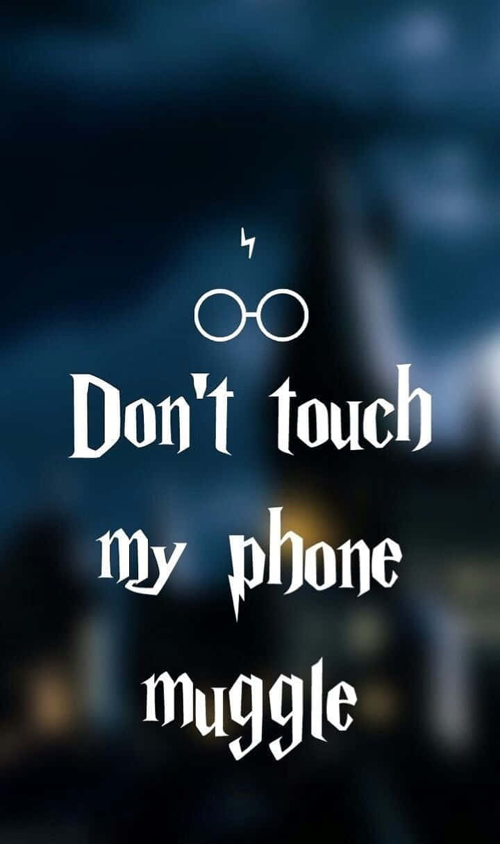 鎖屏 桌布 壁紙 — 白色文字和眼鏡圖示在深色模糊背景上，帶有 'Don't touch my phone muggle' 訊息。