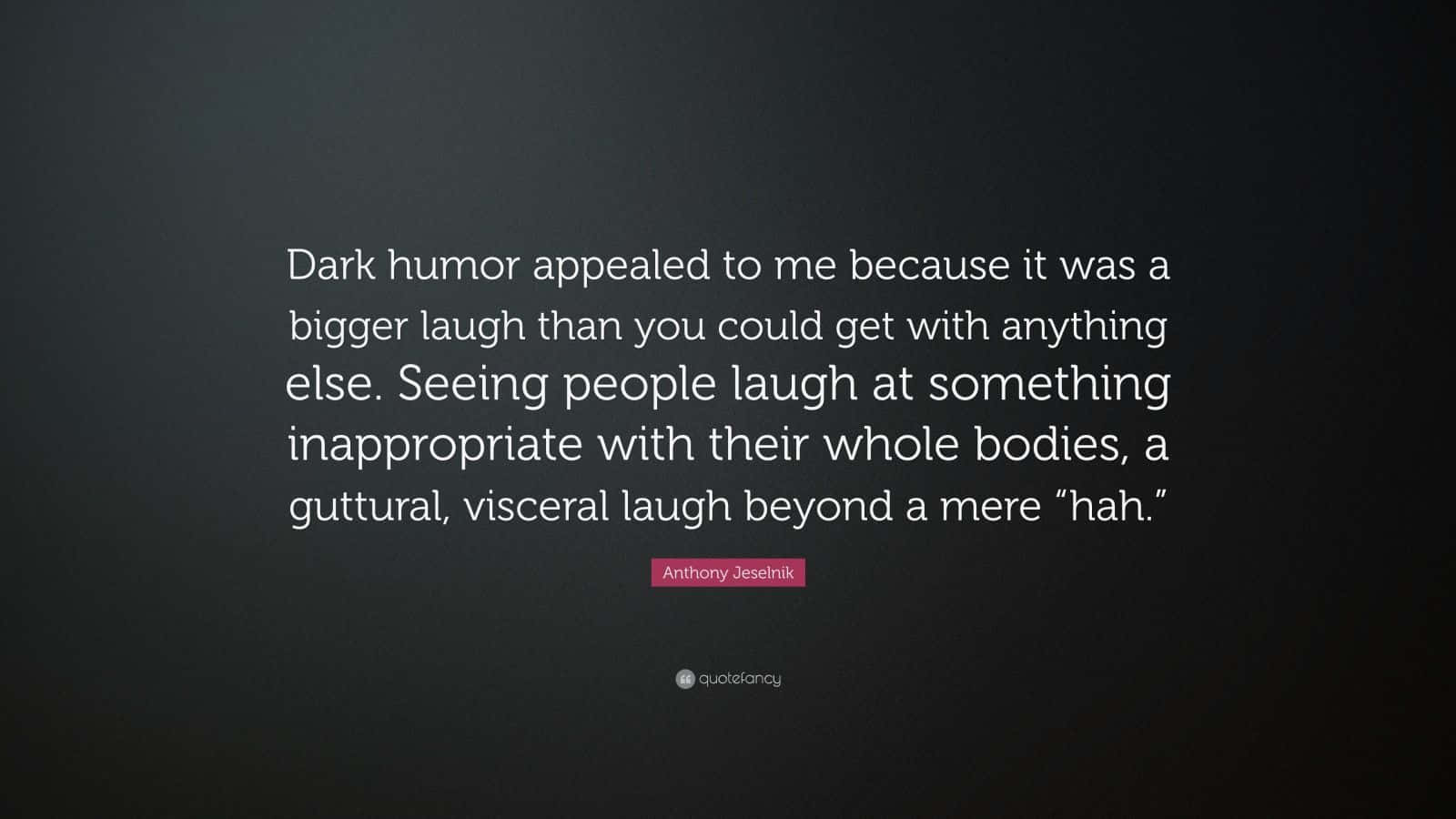 Dark Humour 桌布 壁紙 — 白色文字在深色漸層背景上顯示安東尼·傑塞爾尼克關於黑色幽默和發自內心大笑的名言。