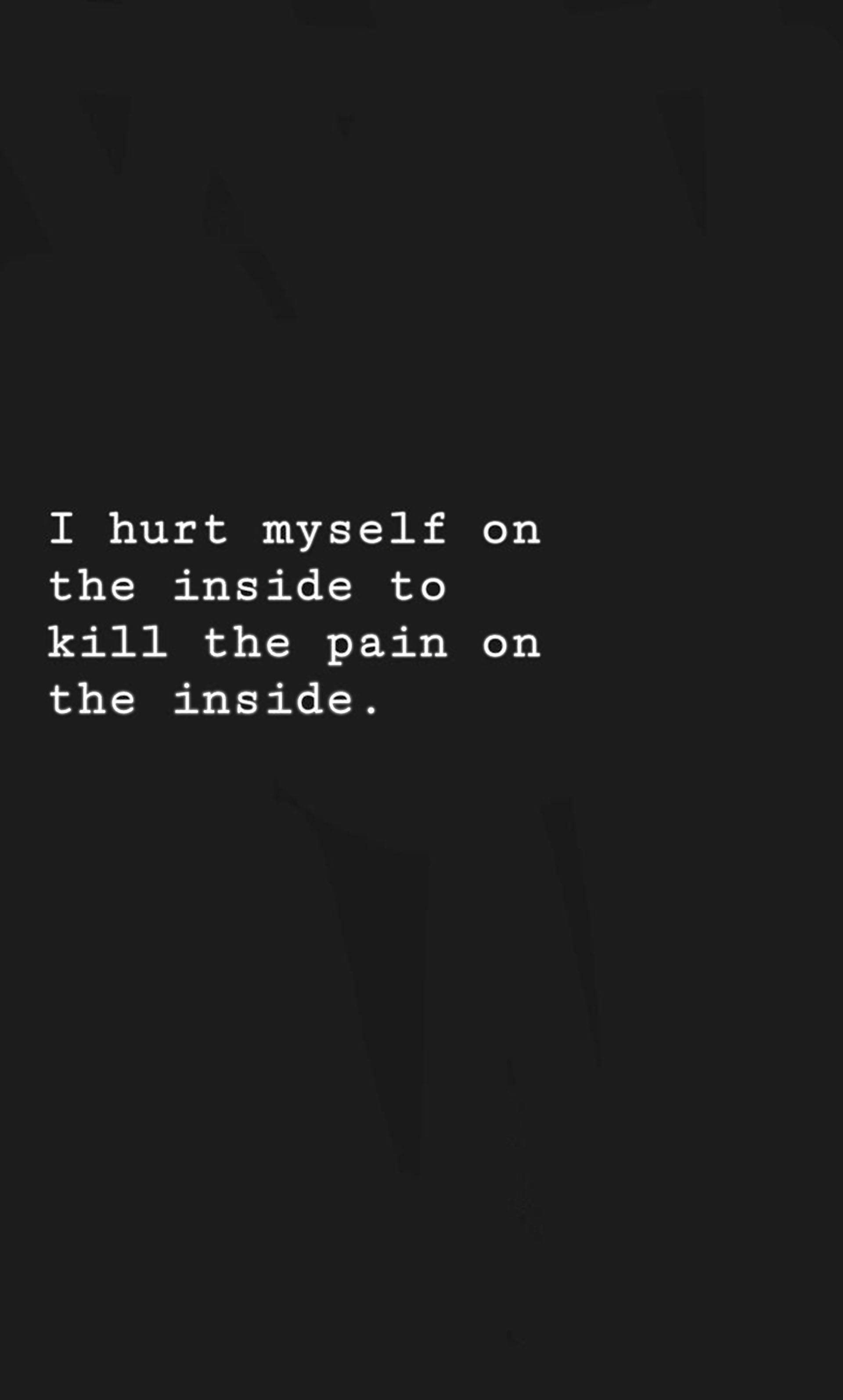 Pain Quotes 桌布 壁紙 — 白色文字在深色紋理背景上閱讀關於自殘的原始情感引言。