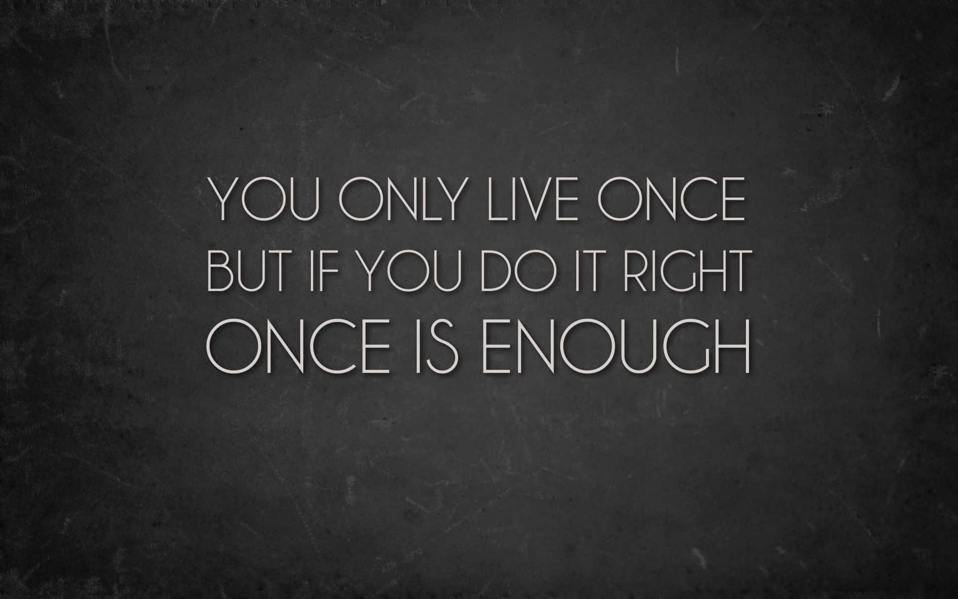 Motivational Quotes Black 桌布 壁紙 — 白色文字在質感深灰色黑板背景上寫著：「你只活一次，但如果你活得正確，一次就夠了。」