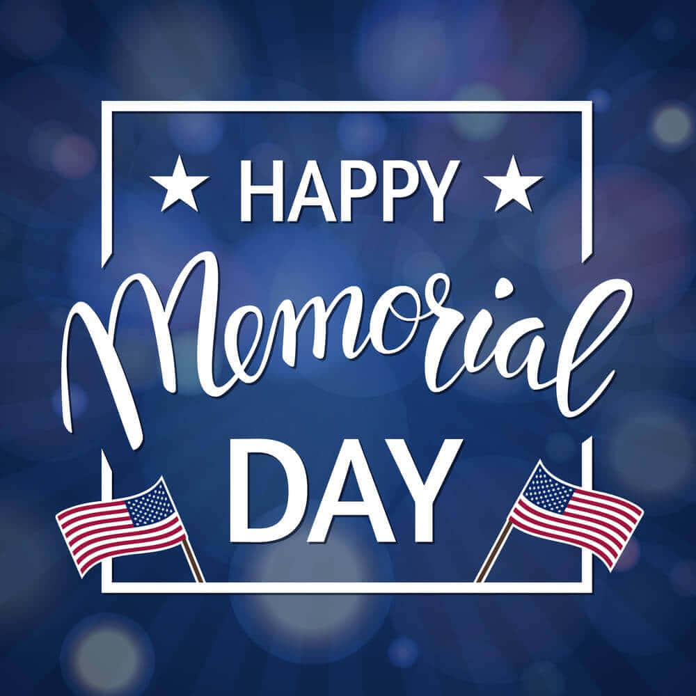 Memorial Day 桌布 壁紙 — 白色文字寫著「Happy Memorial Day」，由星星和美國國旗環繞，背景為藍色散景。
