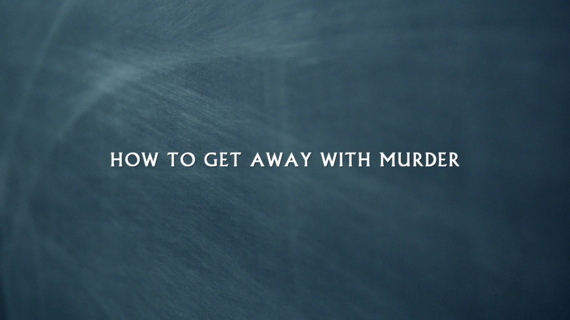 How To Get Away With Murder 桌布 壁紙 — 白色文字寫著 how to get away with murder，背景為有紋理的深青綠色黑板。