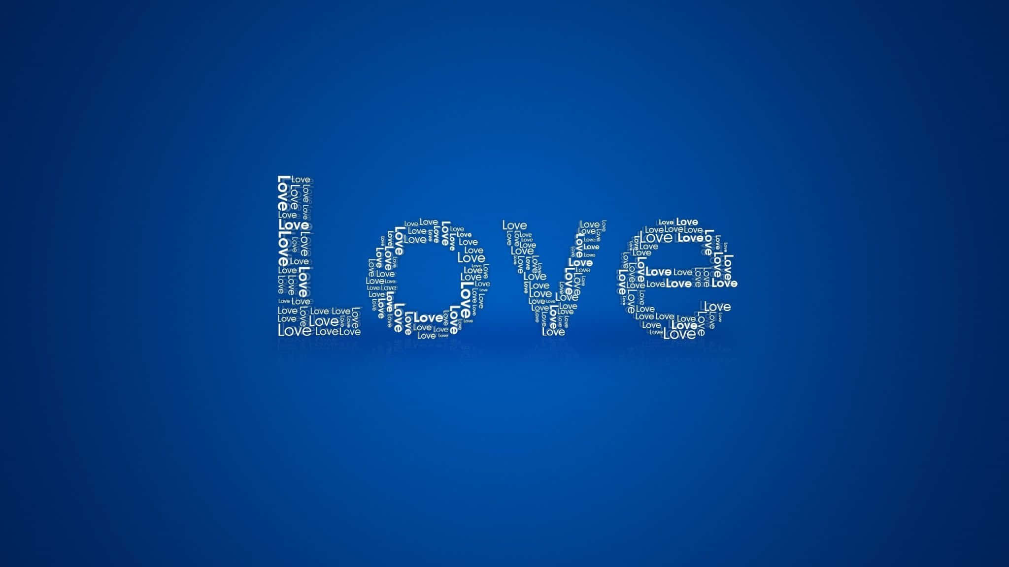 愛心 桌布 壁紙 — 白色文字拼出的love一詞在漸變藍色背景上形成心形。