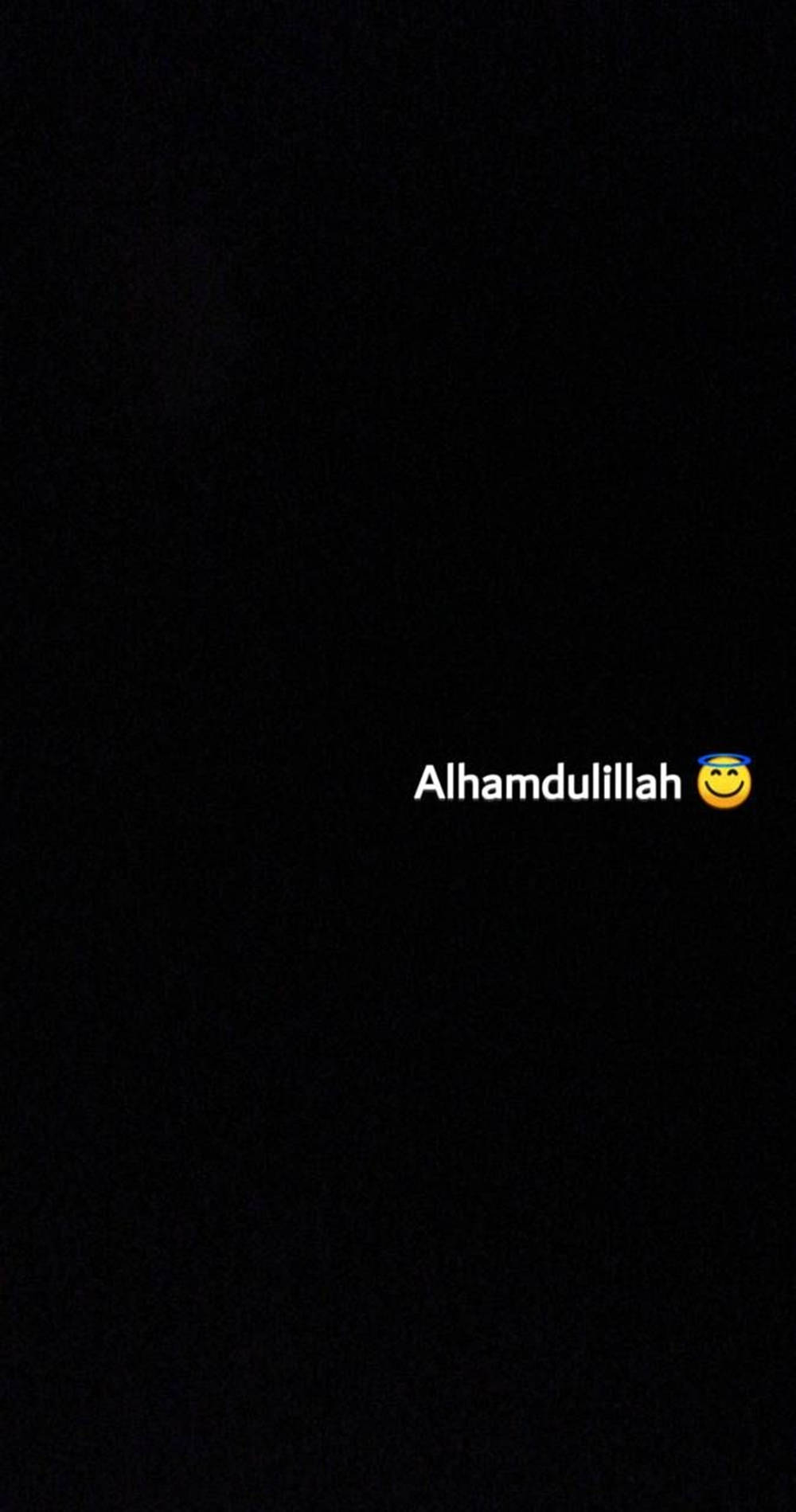 arabic 桌布 壁紙 — 白色文字顯示 Alhamdulillah，並在純黑色背景中央有一個微笑表情符號。
