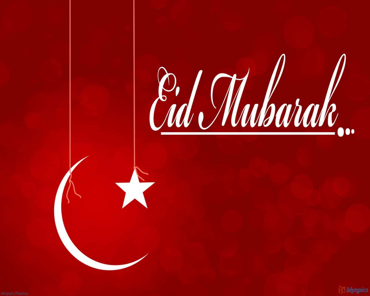 Eid Mubarak 桌布 壁紙 — 白色新月和星星像裝飾品一樣懸掛在濃郁的紅色散景背景上，帶有優雅的 Eid Mubarak 字樣。