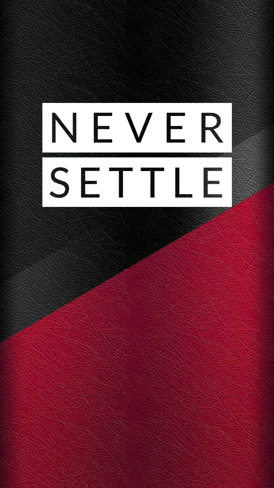 紅黑動圖 桌布 壁紙 — 白色方框內的粗體「NEVER SETTLE」文字與黑色和紅色的紋理皮革背景形成鮮明對比。