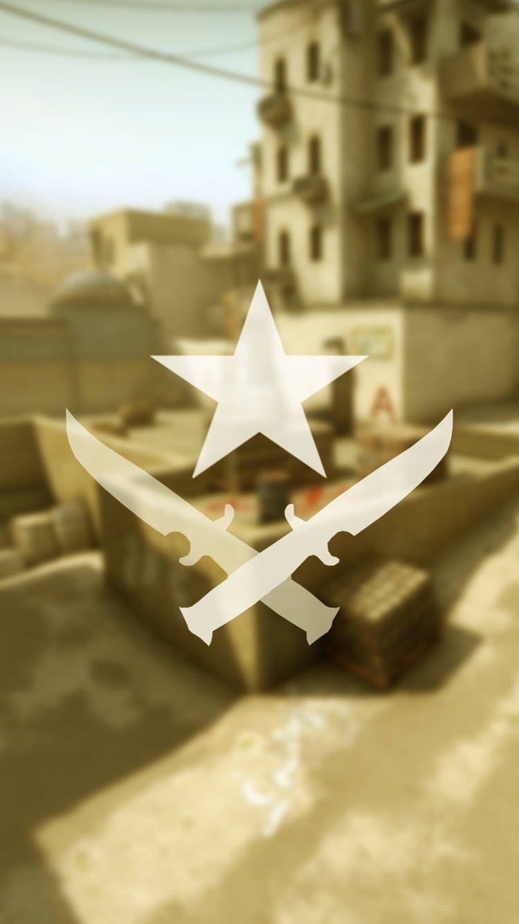 cs go iPhone 桌布 壁紙 — 白色星星與交叉劍標誌疊加在模糊的沙漠城市場景上，背景有砂岩建築和木箱。