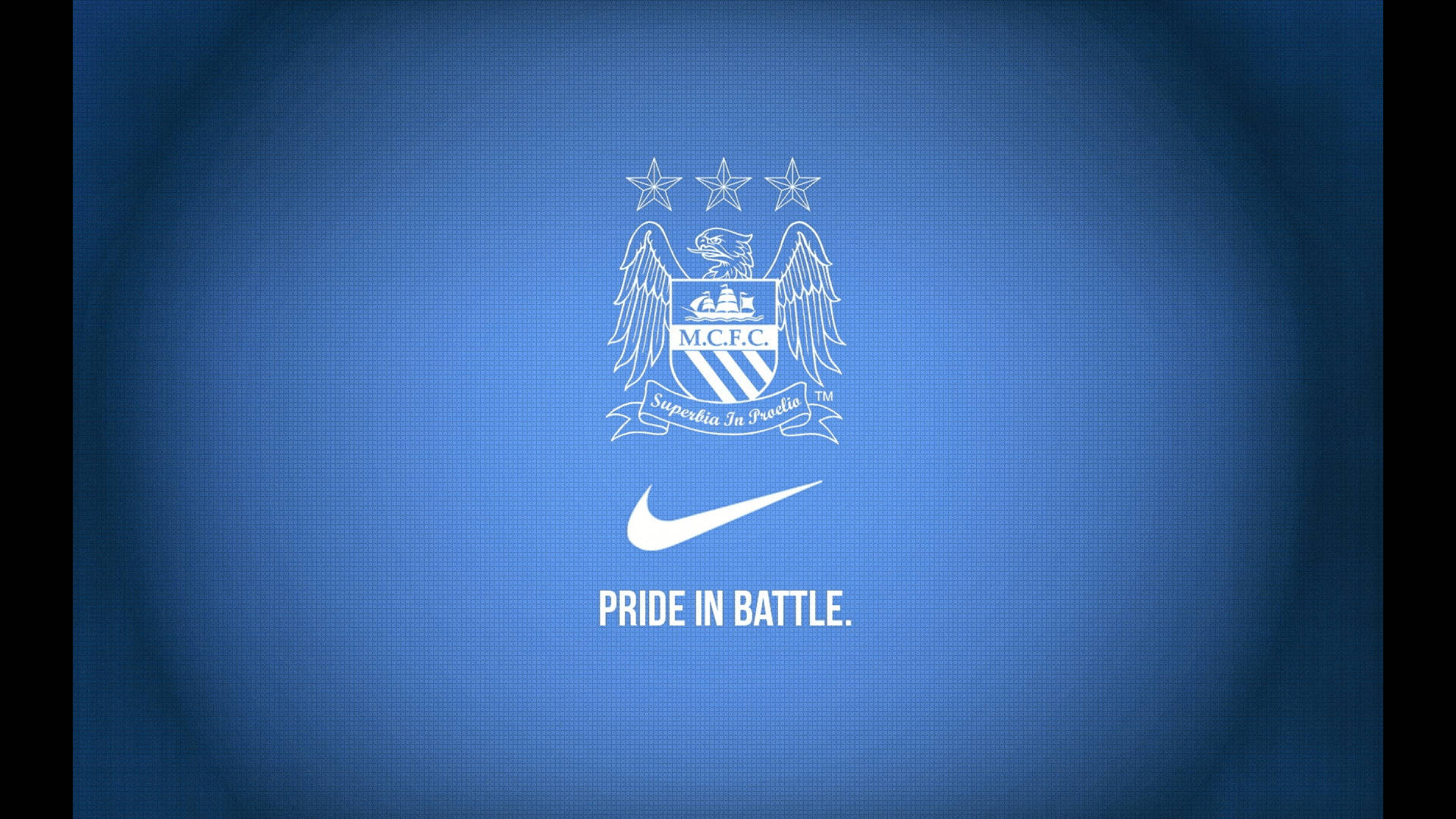 足球 桌布 壁紙 — 白色曼城隊徽及Nike勾號，搭配紋理藍色背景及'PRIDE IN BATTLE'文字。