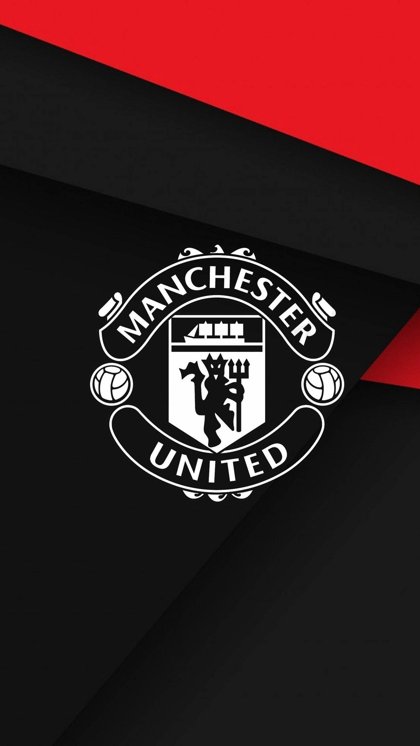 Manchester United Logo 桌布 壁紙 — 白色曼聯徽章在鮮明的黑色和紅色幾何背景上脫穎而出。