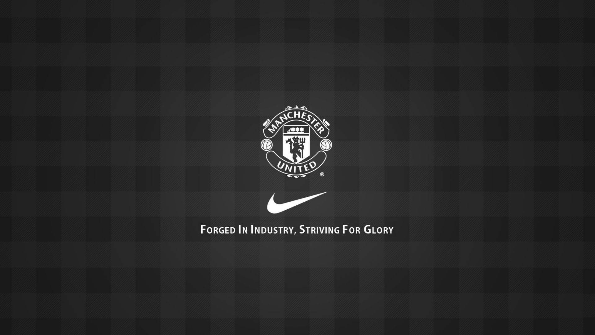 Manchester United Logo 桌布 壁紙 — 白色曼聯隊徽及Nike勾號置中於黑色格紋背景，附有勵志標語。