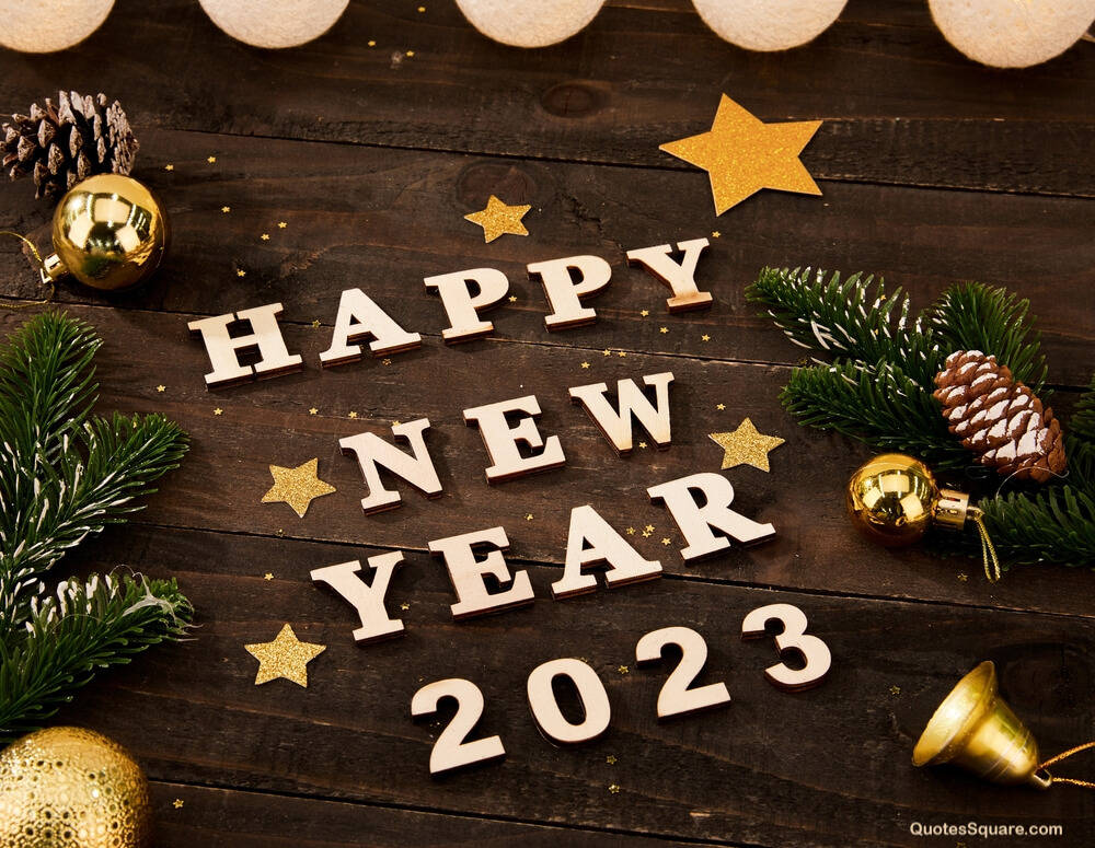 New 桌布 壁紙 — 白色木製字母在深色木板上拼出「HAPPY NEW YEAR 2023」，周圍環繞著松樹枝、松果和金飾。