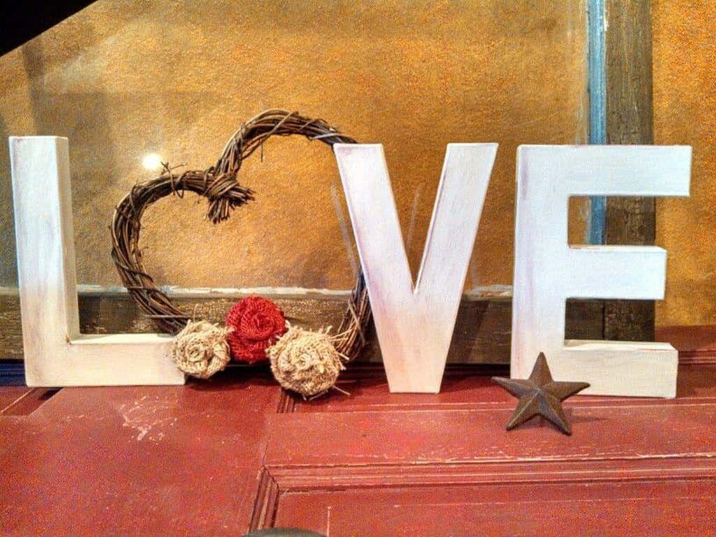 桌布 壁紙 — 白色木製字母拼出LOVE，放在紅色表面上，旁邊有心形花環和鄉村風格裝飾。