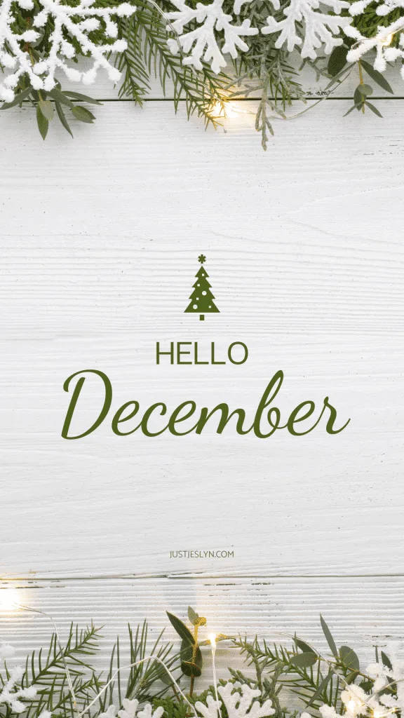 Calendar 桌布 壁紙 — 白色木質表面，以積雪的常青樹枝和溫暖的仙女燈裝飾，並帶有「Hello December」文字。