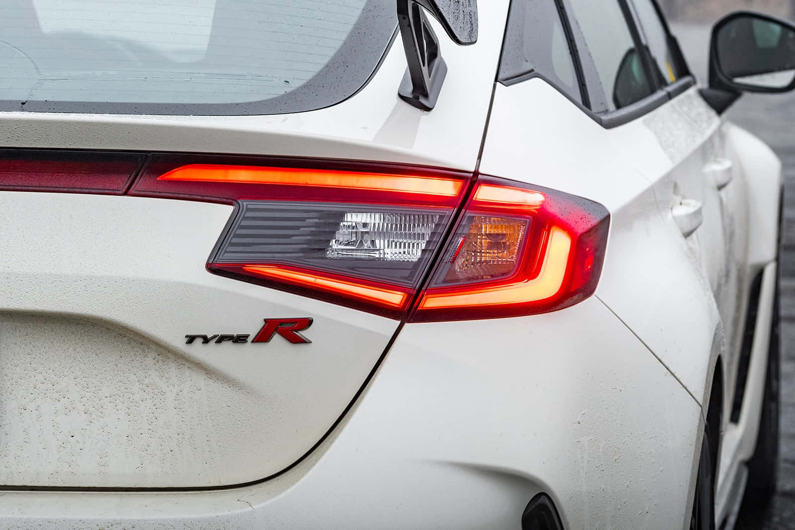 Honda Civic 桌布 壁紙 — 白色本田Type R的發光紅色尾燈和時尚後部設計的特寫。