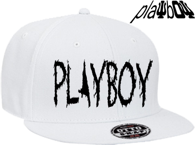 花花公子 桌布 壁紙 — 白色棒球帽，帶有粗體黑色仿舊 PLAYBOY 字樣，帽沿上有一個小圓形標誌。