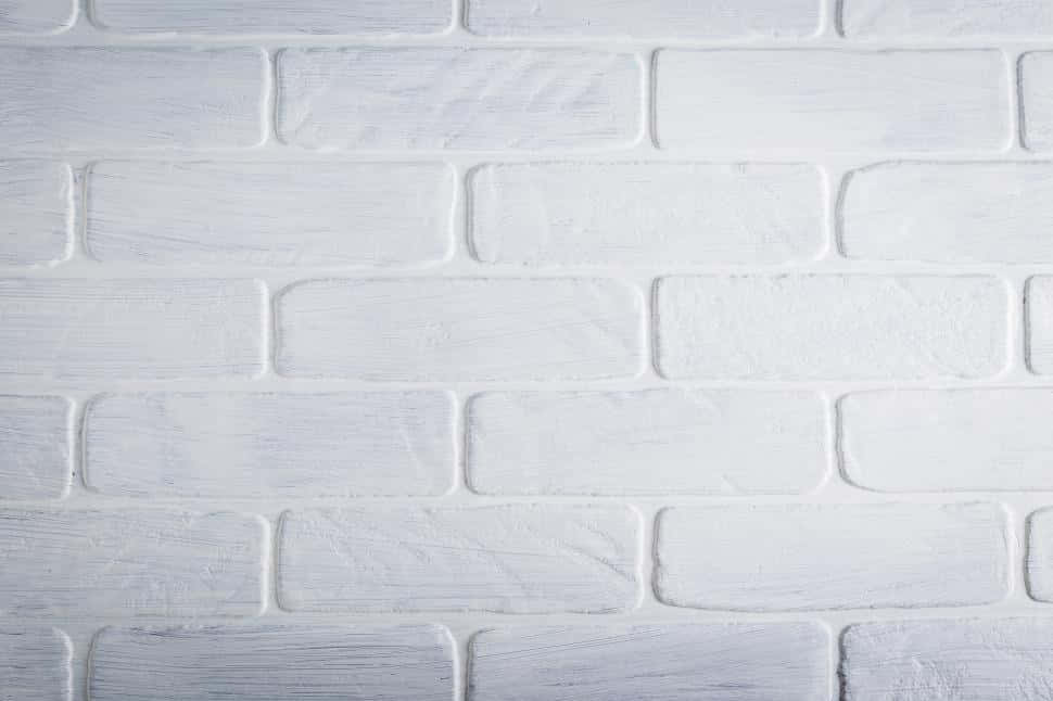 White Brick Wall 桌布 壁紙 — 白色油漆磚牆的特寫，可見紋理和砂漿線。