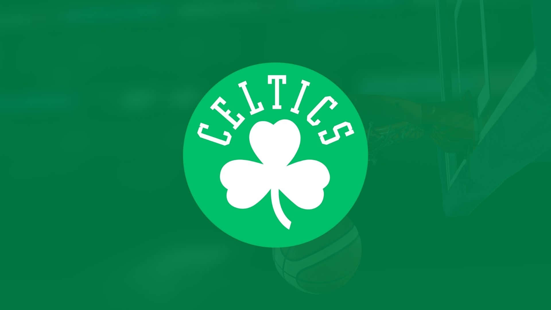 Celtics 桌布 壁紙 — 白色波士頓塞爾提克標誌，綠色背景，模糊的籃球框和球。
