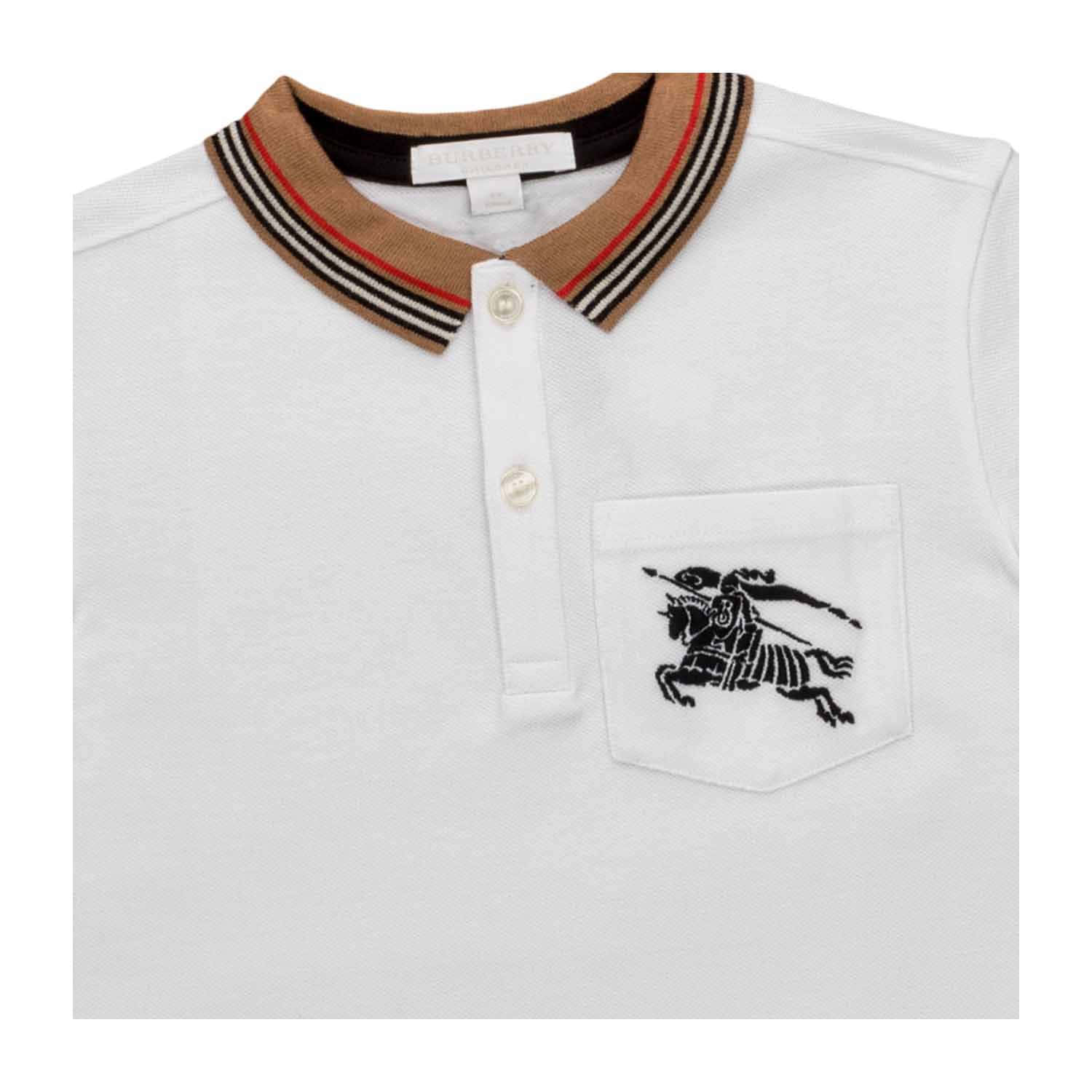 Burberry 桌布 壁紙 — 白色清爽 Polo 衫特寫，帶有條紋領口和胸前口袋上的刺繡騎馬騎士。