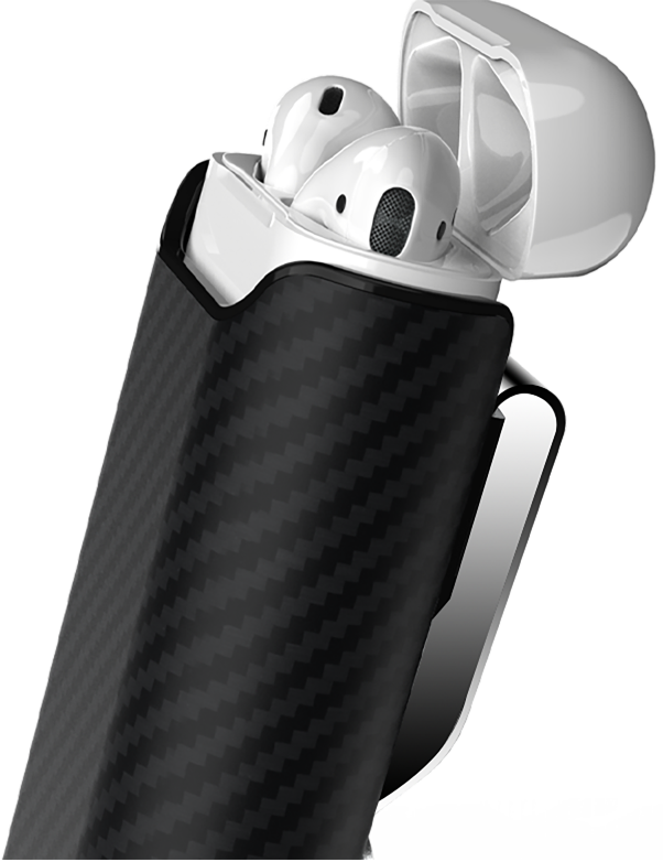 AirPods 桌布 壁紙 — 白色無線耳機整齊地放置在時尚的黑色碳纖維充電盒中，帶有銀色點綴，背景為純黑色。
