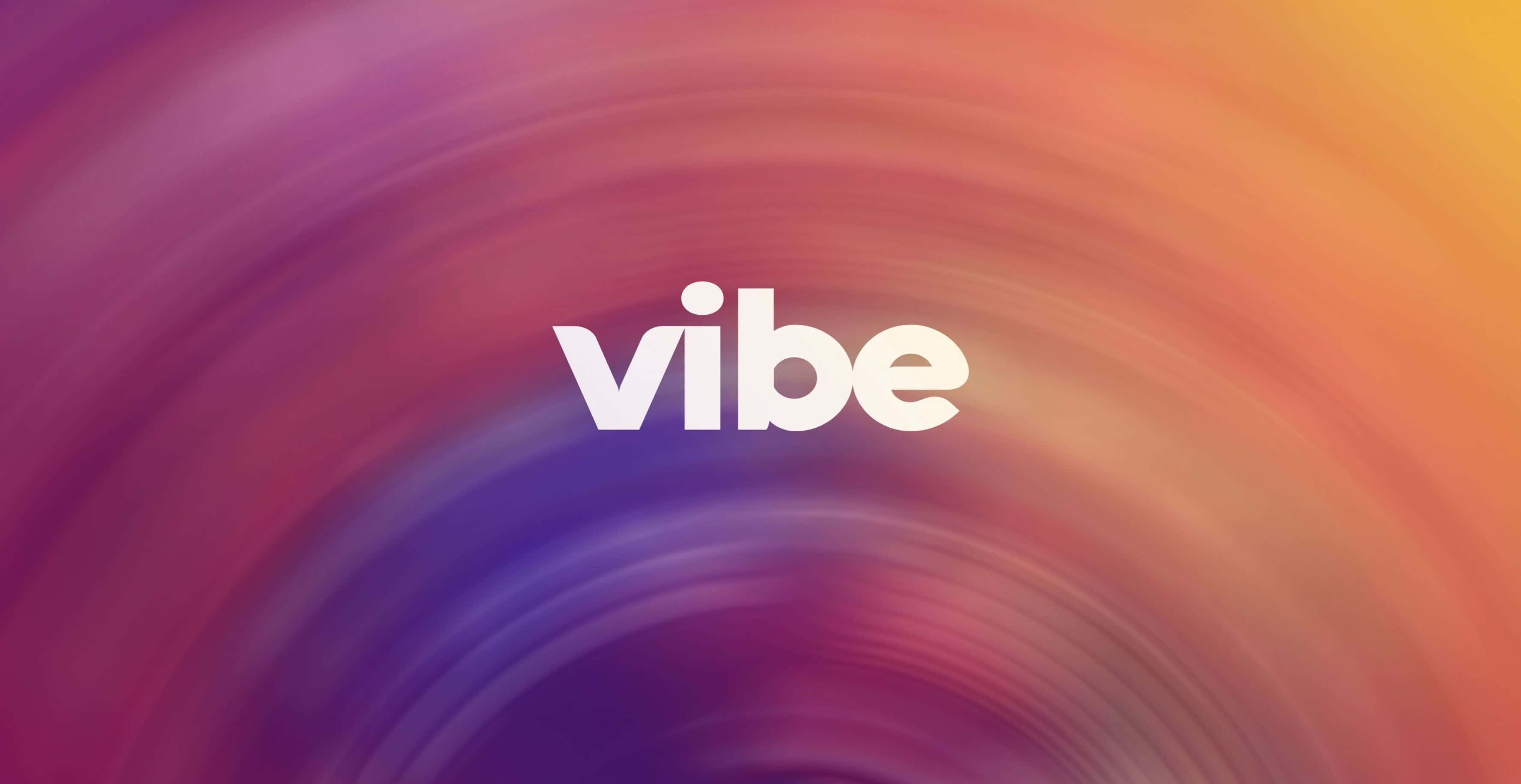 氛圍 桌布 壁紙 — 白色無襯線字體的「vibe」一詞居中於紫色、橙色和黃色色調的漩渦漸變上。