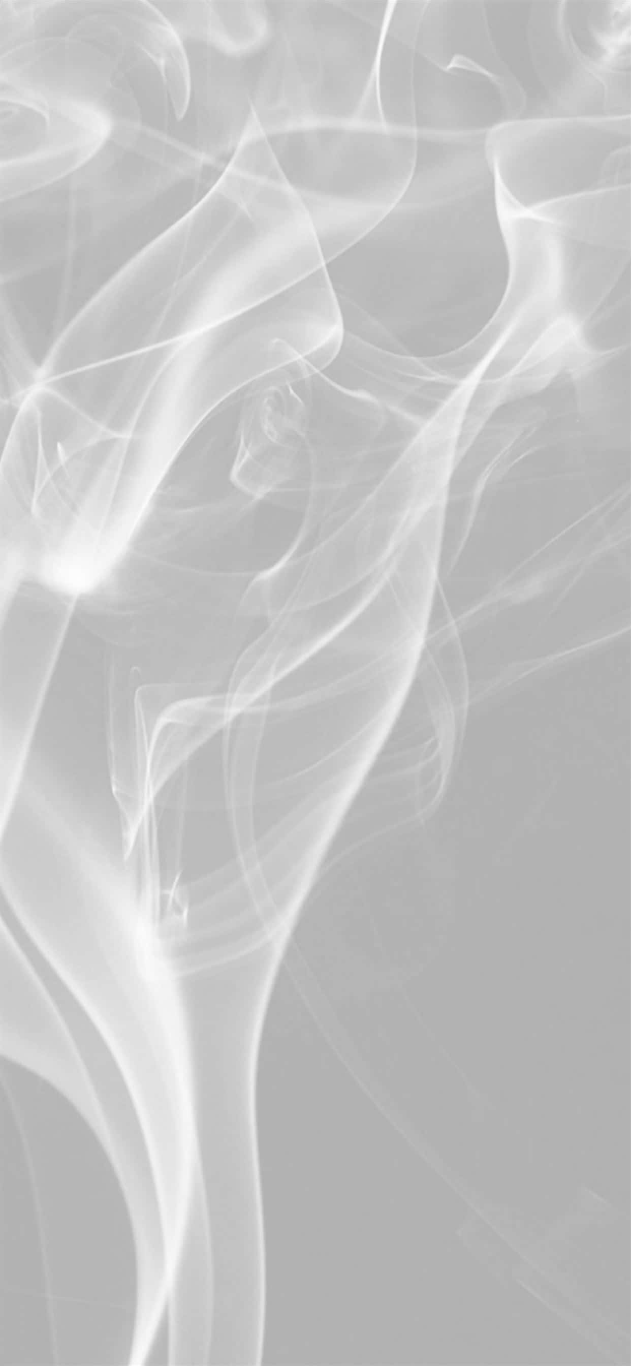 Smoky 桌布 壁紙 — 白色煙霧的縹緲縷縷在柔和的灰色漸變背景上優雅飄動。