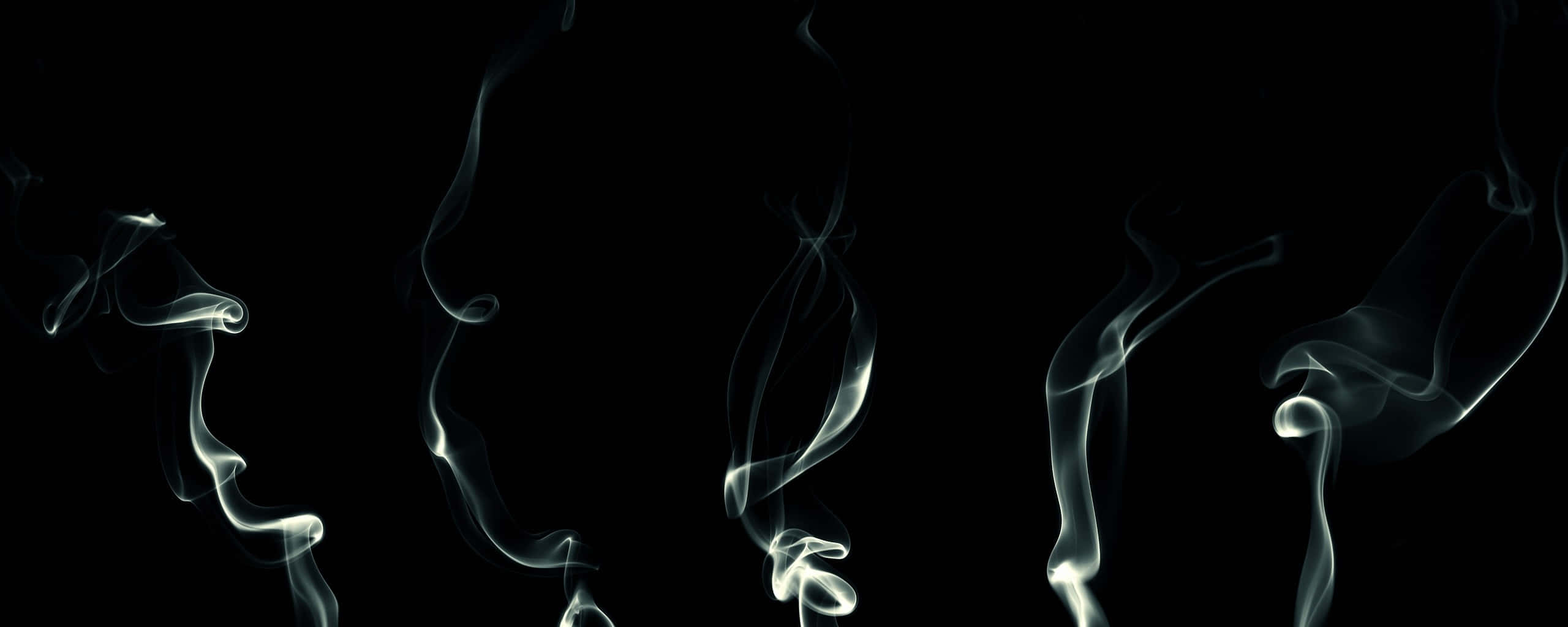 Black Smoke 桌布 壁紙 — 白色煙霧的縹緲縷縷在深邃的黑色虛空中優雅地盤旋，營造出極簡抽象構圖。