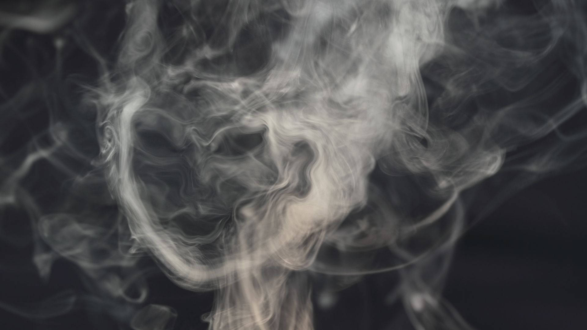 抽象 桌布 壁紙 — 白色煙霧的縹緲縷縷在黑暗背景上旋轉扭曲，形成迷人的抽象舞蹈。