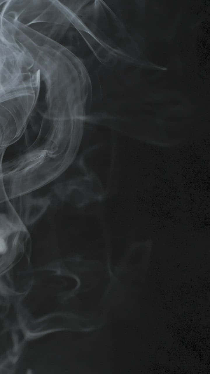 Black Smoke 桌布 壁紙 — 白色煙霧的飄渺漩渦在深黑色紋理背景上優雅地飄動。