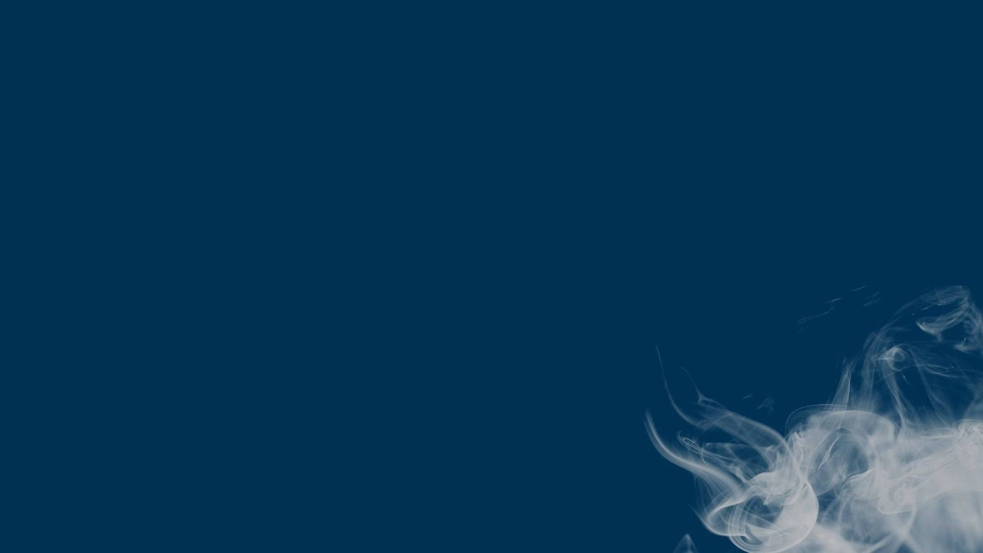 Blue Sky 桌布 壁紙 — 白色煙霧縷縷在深藍色背景上盤旋，形成極簡抽象構圖。