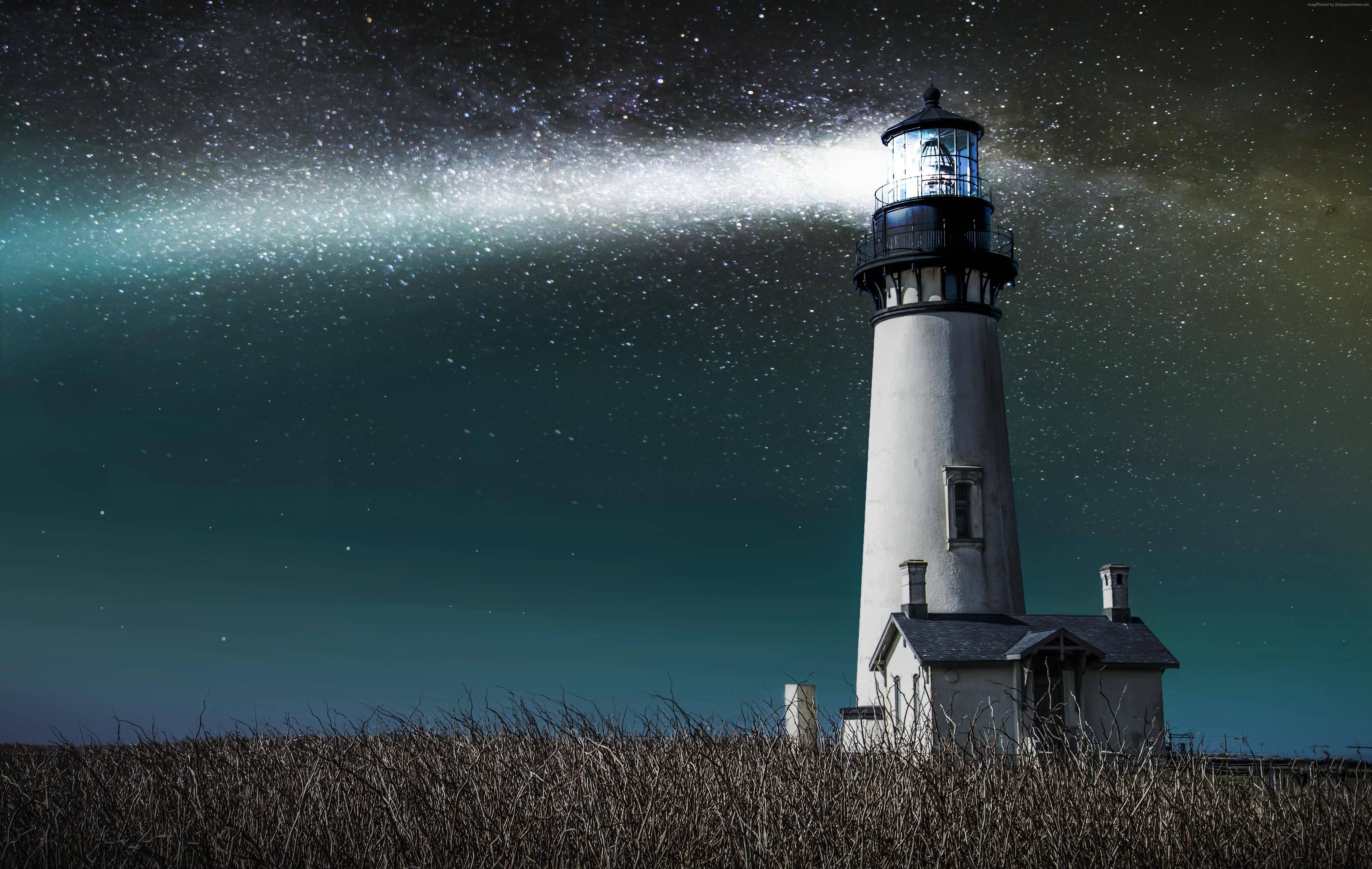 Lighthouse 桌布 壁紙 — 白色燈塔的光芒穿過繁星點點的夜空，照耀在高高的草叢之上。