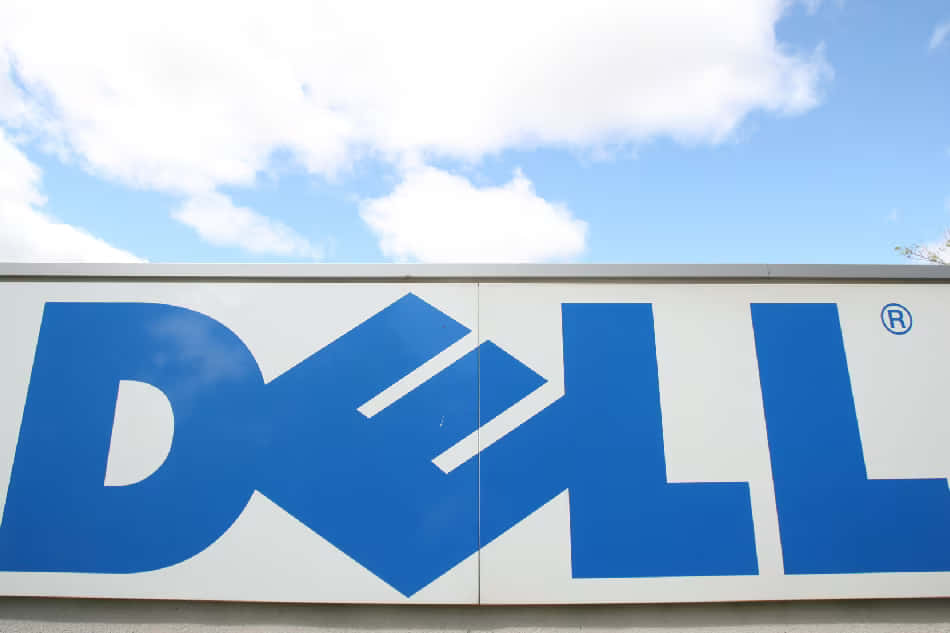 Dell 桌布 壁紙 — 白色牆上有一個大型藍色Dell標誌，上方是明亮的藍天和蓬鬆的白雲。
