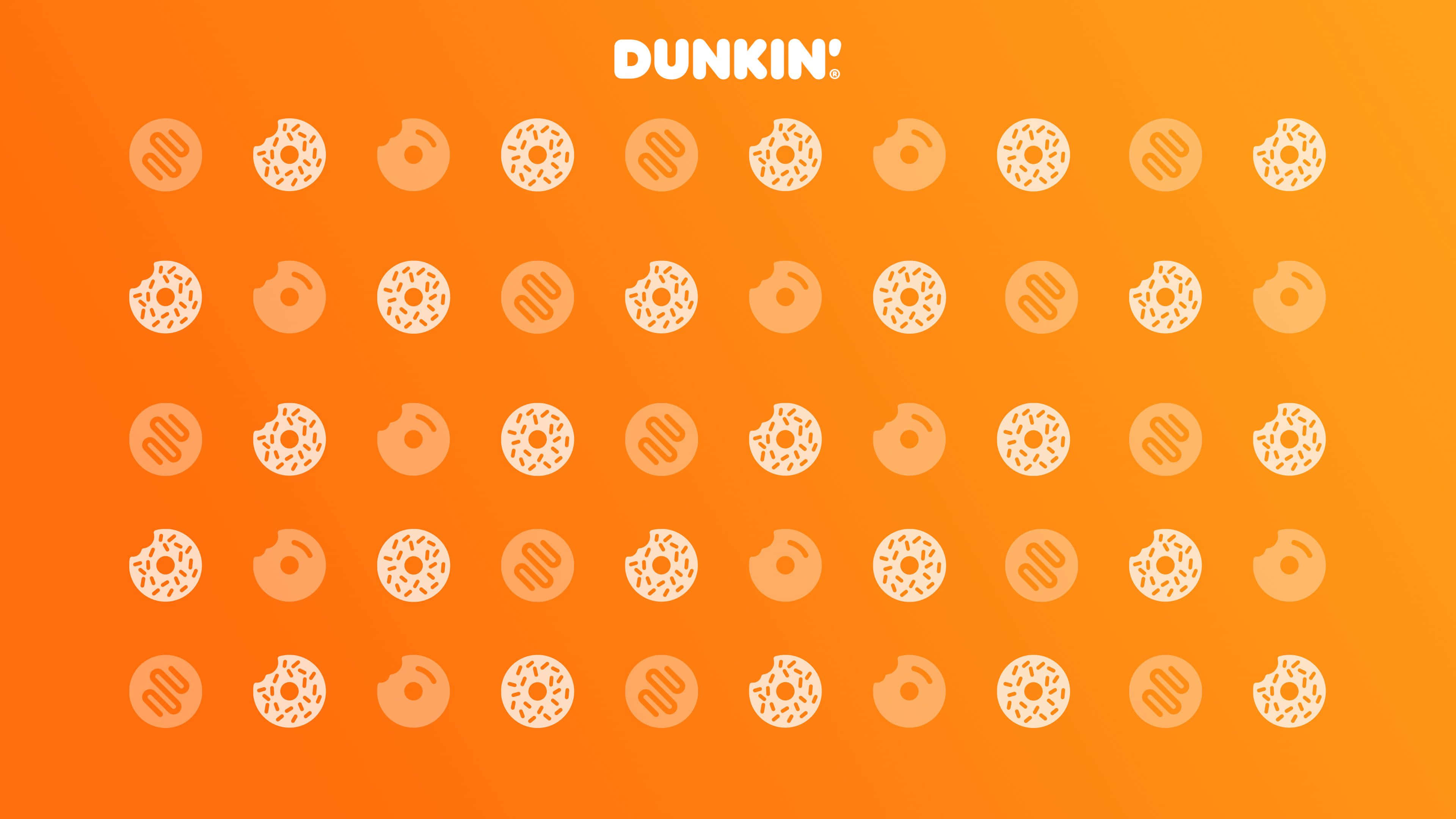 Dunkin Donuts 桌布 壁紙 — 白色甜甜圈圖標網格，背景為鮮豔橙色漸變，頂部有Dunkin'標誌。