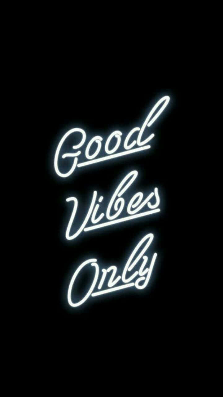 氛圍 桌布 壁紙 — 白色發光霓虹燈牌上寫著「Good Vibes Only」，背景為純黑色。