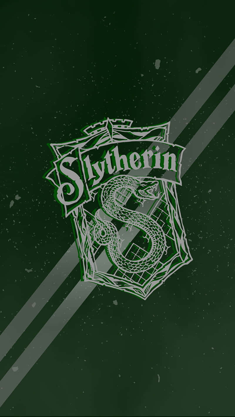 Cute Slytherin 桌布 壁紙 — 白色的史萊哲林學院徽章，在深綠色紋理背景上帶有對角線條紋。