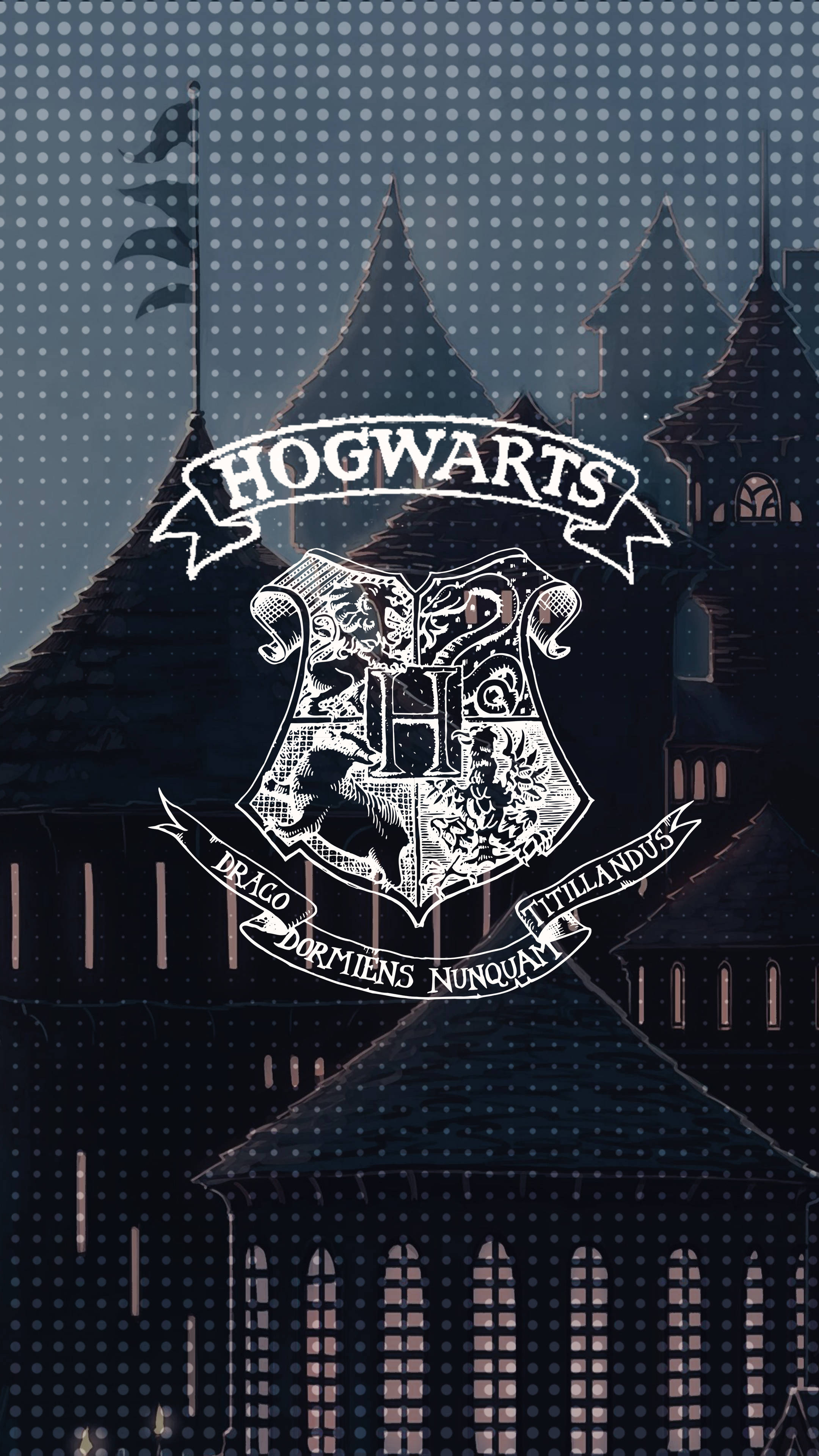 Hogwarts Aesthetic 桌布 壁紙 — 白色的霍格華茲學校徽章在點點夜空下的黑暗哥德式城堡剪影上凸顯出來。