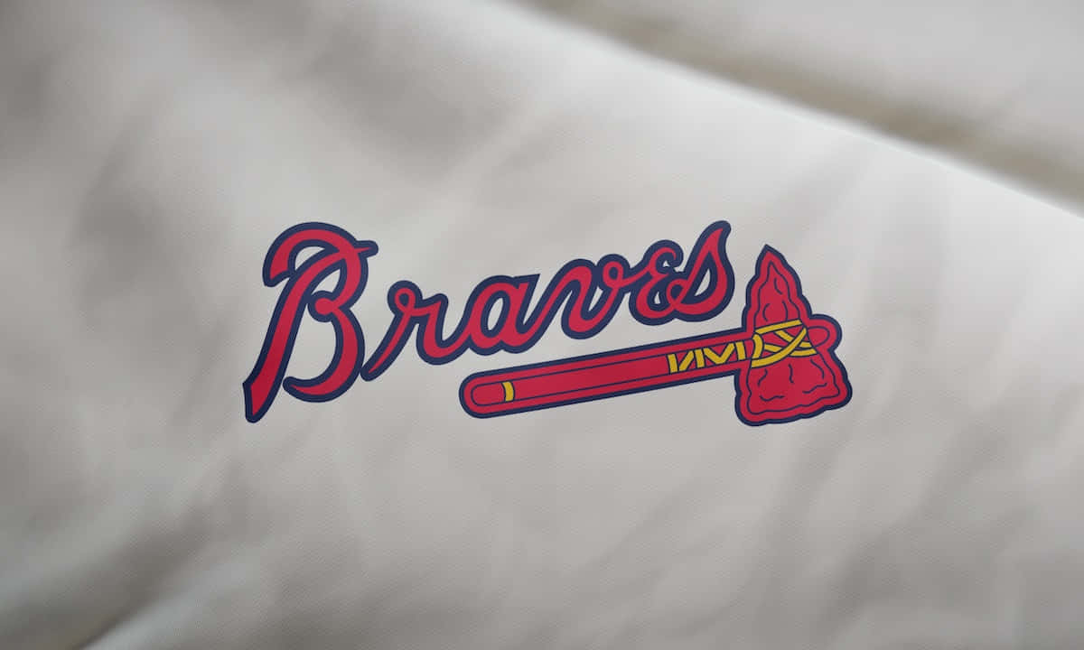 Atlanta Braves Desktop 桌布 壁紙 — 白色皺布上帶有戰斧的紅色Braves標誌特寫。