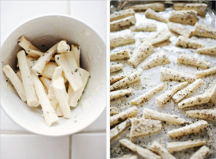 Parsnip 桌布 壁紙 — 白色碗裝著香草調味的jicama條，旁邊烤盤上有相同的條準備烘烤。