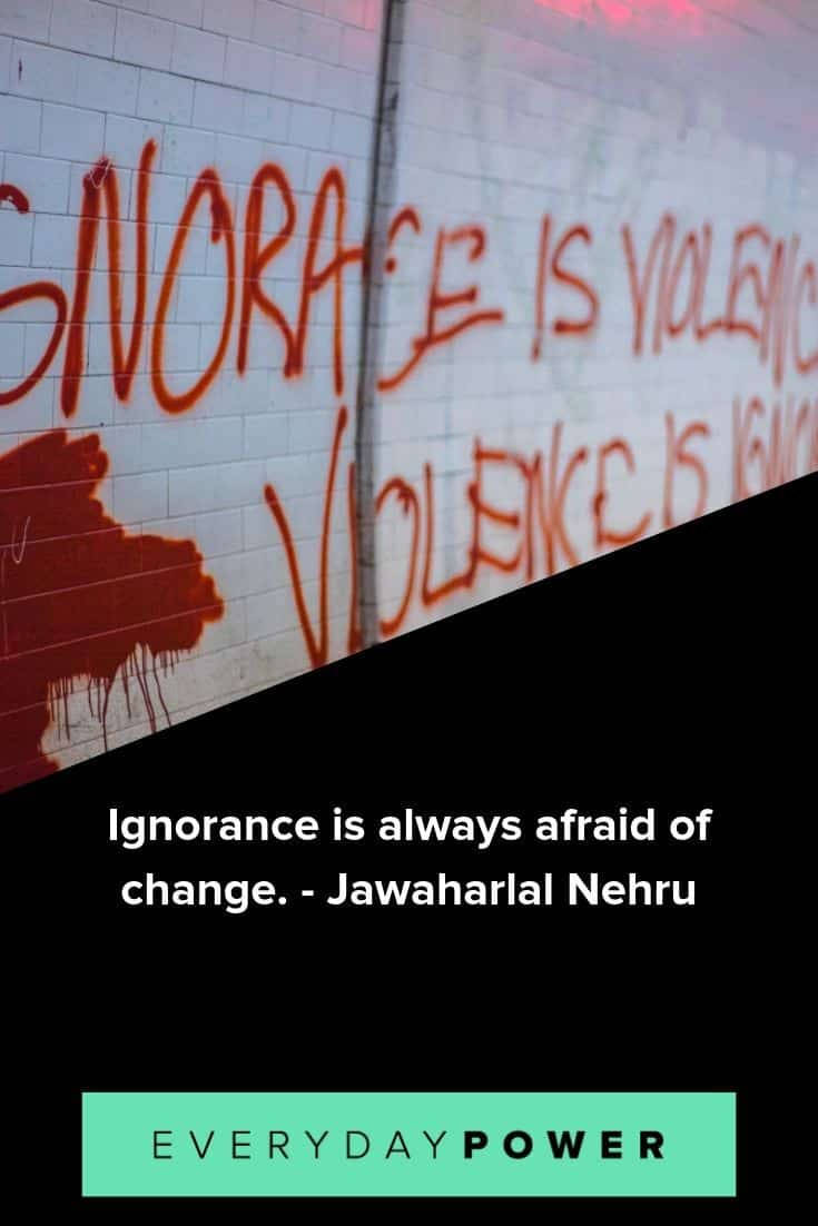 Wise 桌布 壁紙 — 白色磚牆上的紅色塗鴉寫著「IGNORANCE IS VIOLENCE」，並帶有引文疊加。