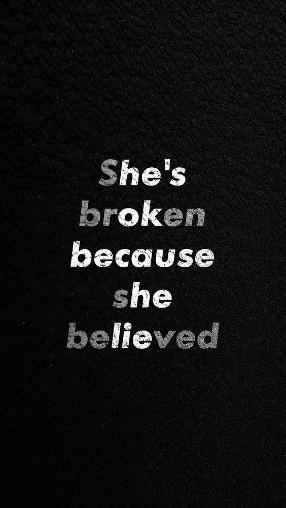 Quote 桌布 壁紙 — 白色磨損文字在紋理黑色皮革背景上顯示「She's broken because she believed」。