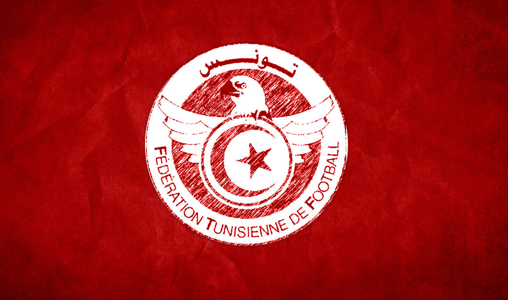 Tunisia 桌布 壁紙 — 白色突尼斯足球協會徽章，上有鷹和星，背景為有紋理的紅色布料。