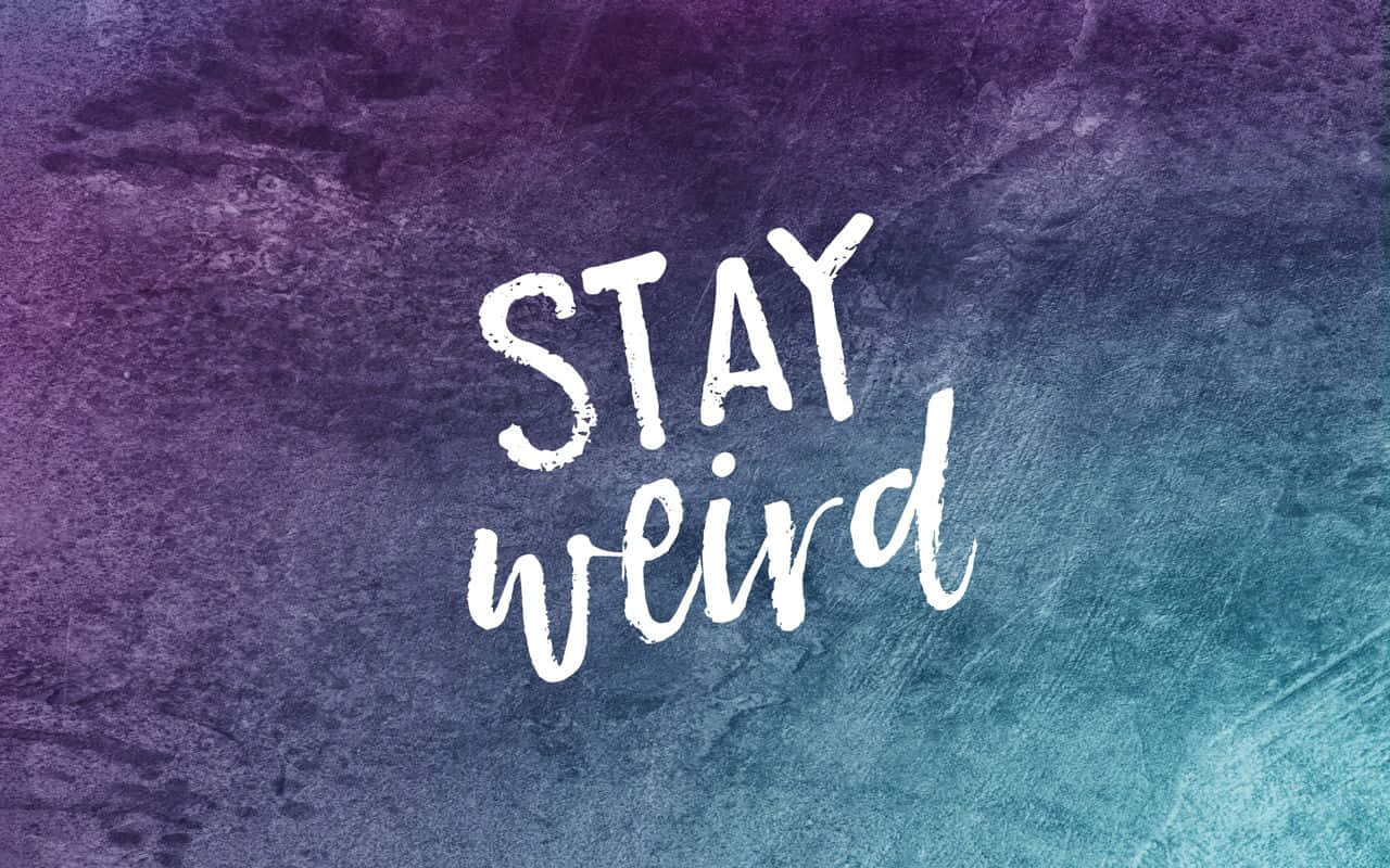 語錄 桌布 壁紙 — 白色筆觸文字 'STAY weird' 在帶紋理的紫色到藍綠色水彩漸變背景上突出顯示。