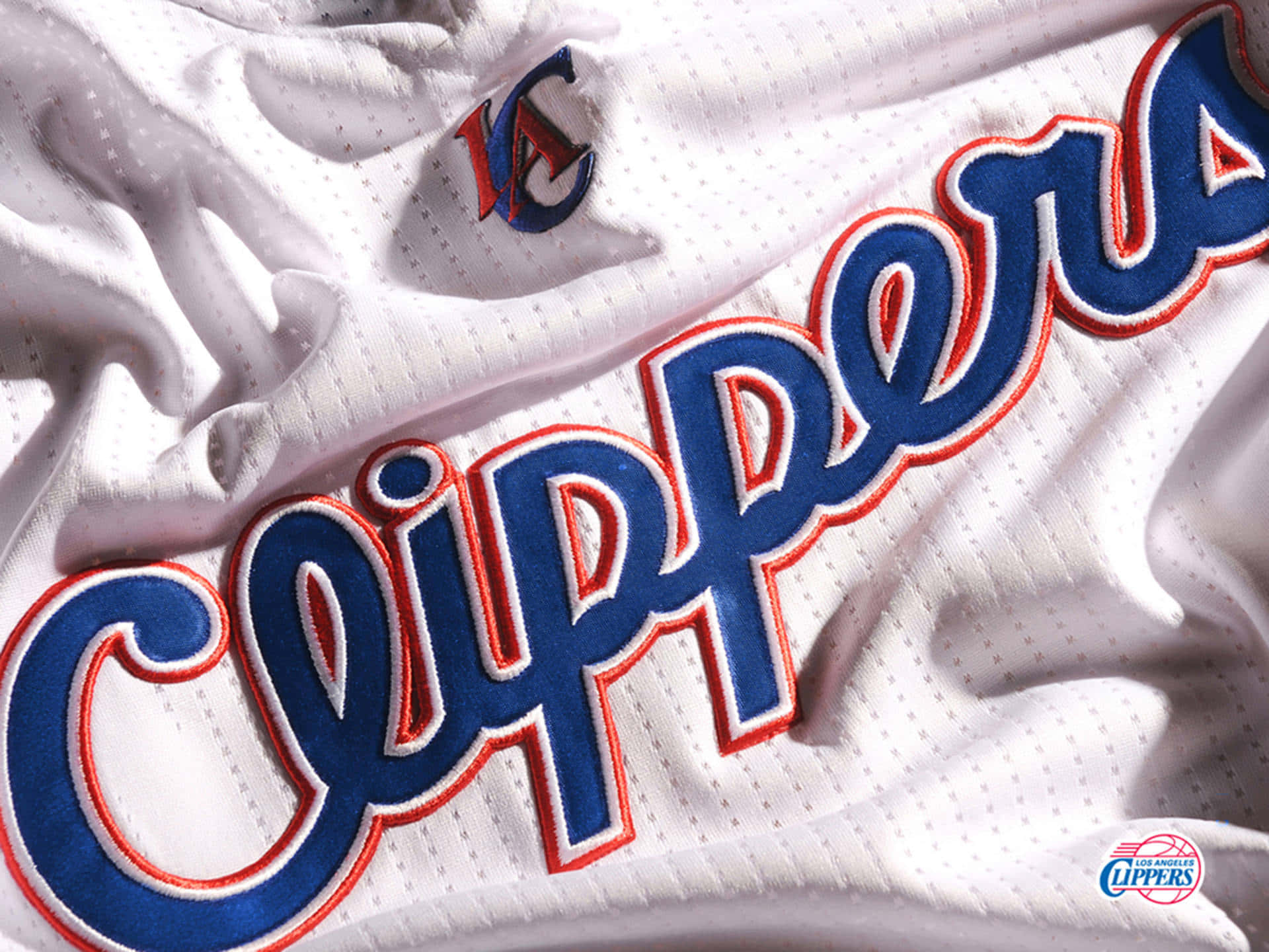NBA 桌布 壁紙 — 白色籃球球衣特寫，帶有藍色和紅色的 'Clippers' 字樣及球隊標誌。