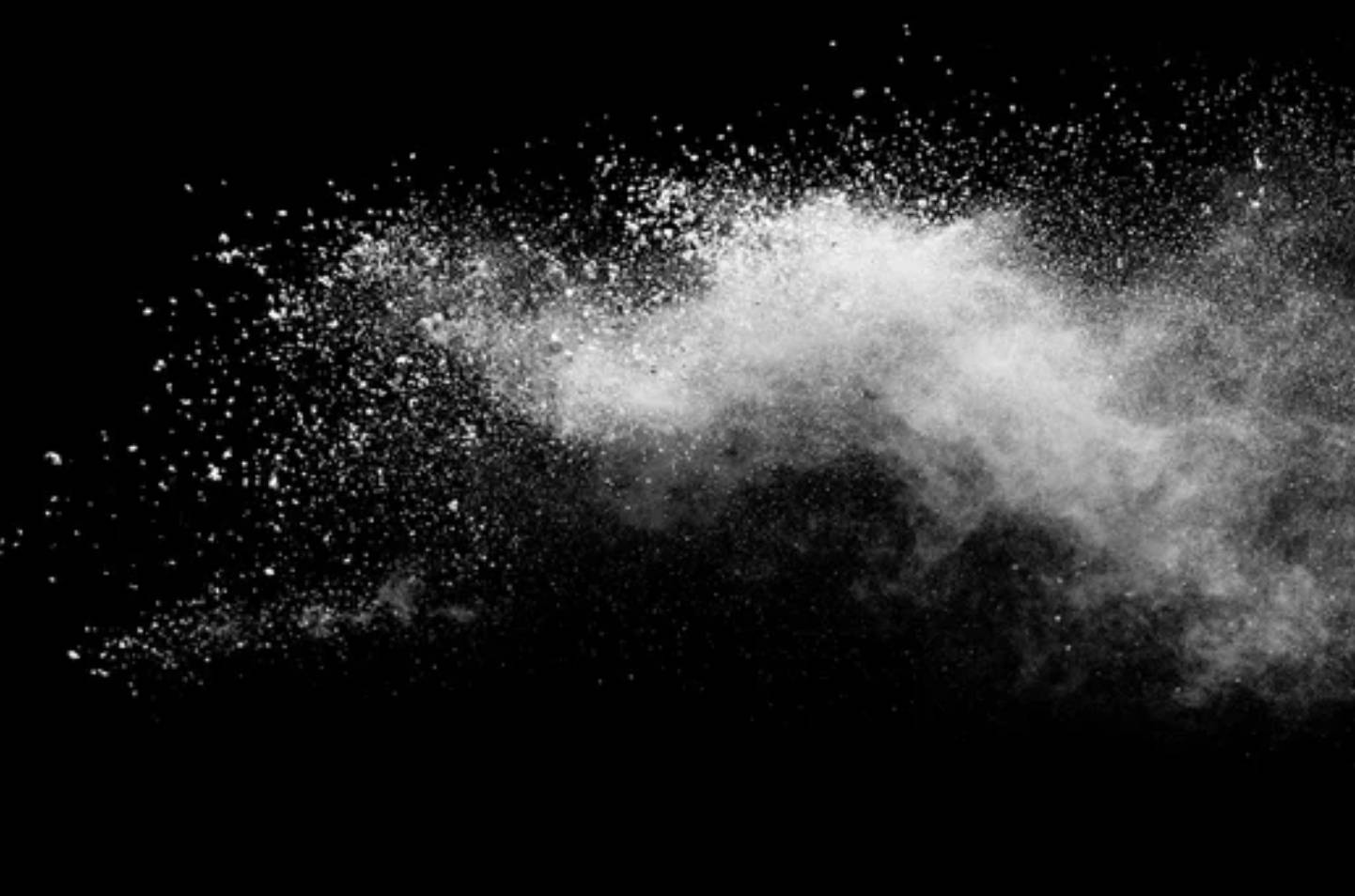 白色 桌布 壁紙 — 白色粉末動態爆炸，在鮮明的黑色背景上形成高對比。