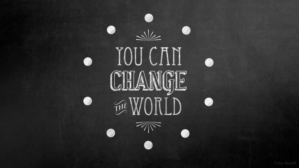 勵志桌面 桌布 壁紙 — 白色粉筆字寫著「YOU CAN CHANGE THE WORLD」在一個有紋理的黑板上，周圍有裝飾性的點和花飾。