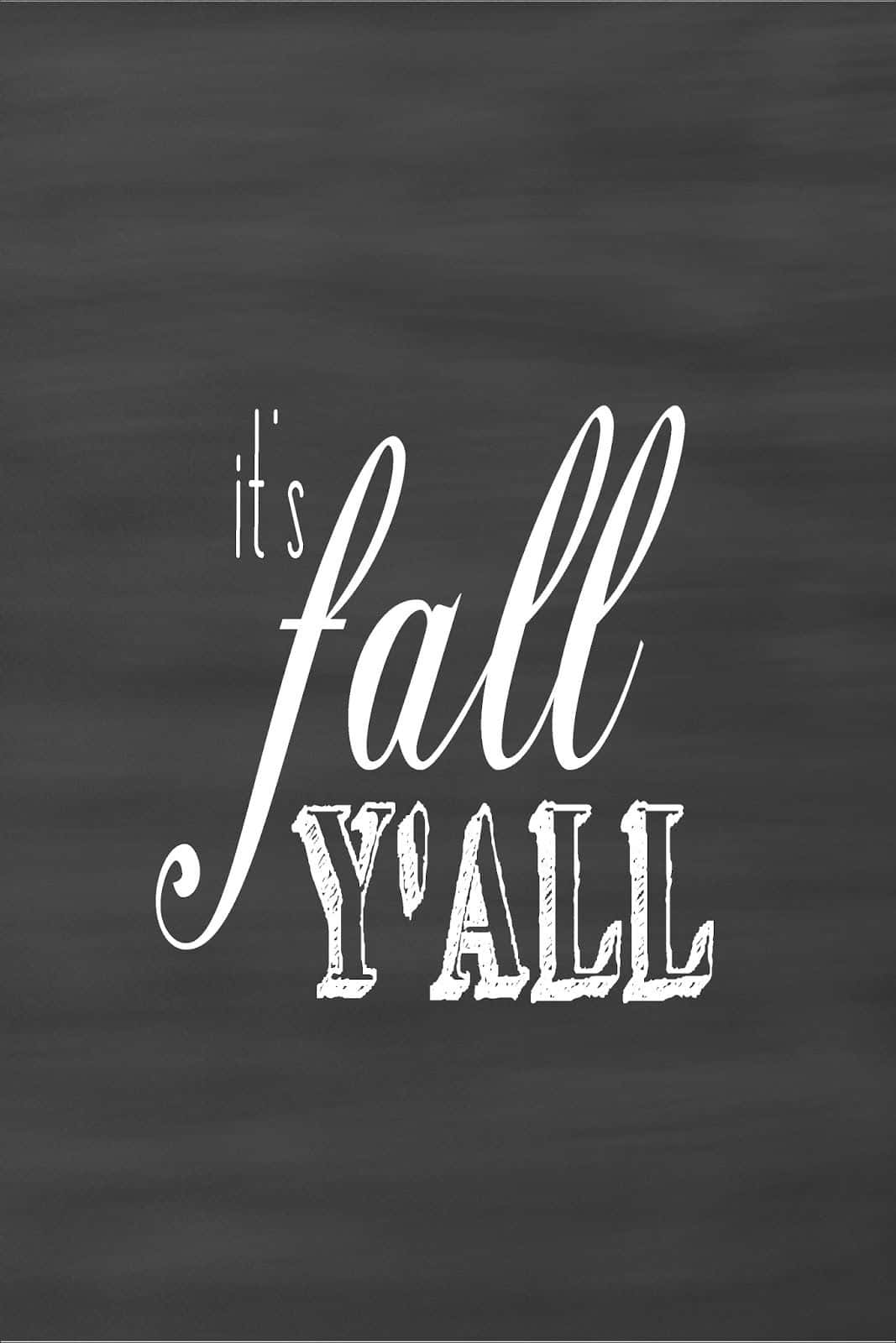 可愛 iPhone 桌布 桌布 壁紙 — 白色粉筆風格文字寫著「it's fall y'all」，背景為有紋理的深灰色黑板。