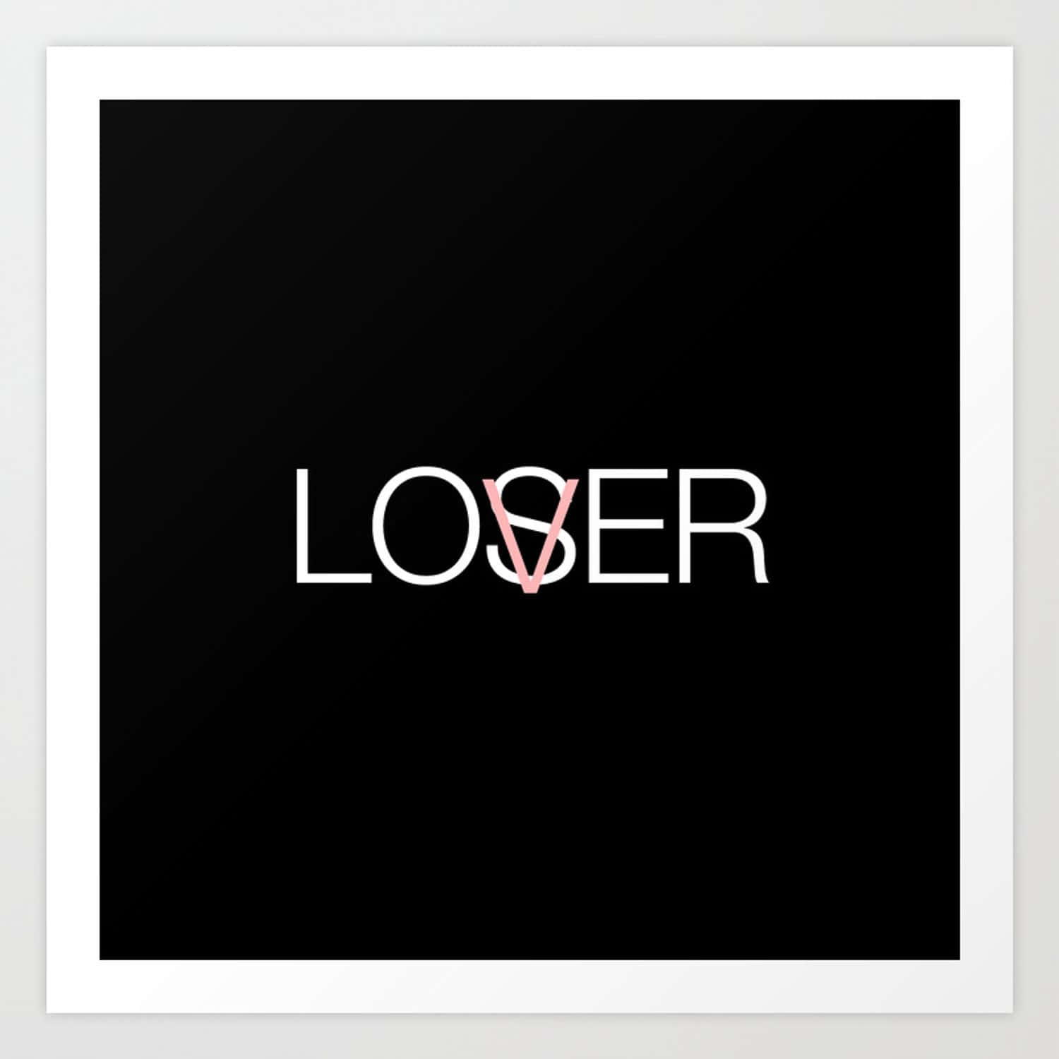 Lover Loser 桌布 壁紙 — 白色粗體文字拼出LOSER，其中O被粉紅色V取代，位於白色邊框的黑色背景上。