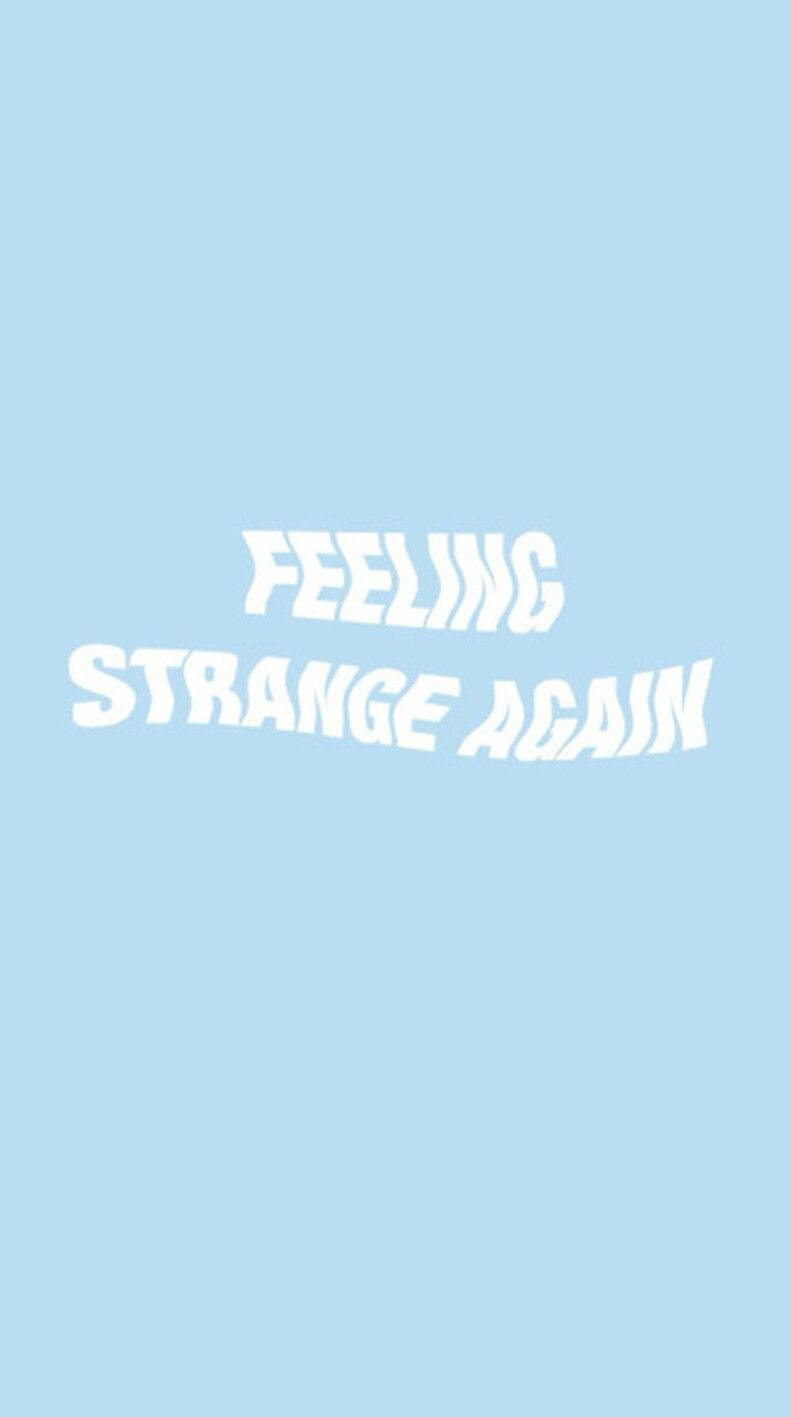 Quote 桌布 壁紙 — 白色粗體文字顯示「feeling strange again」，居中於純淺藍色背景上。